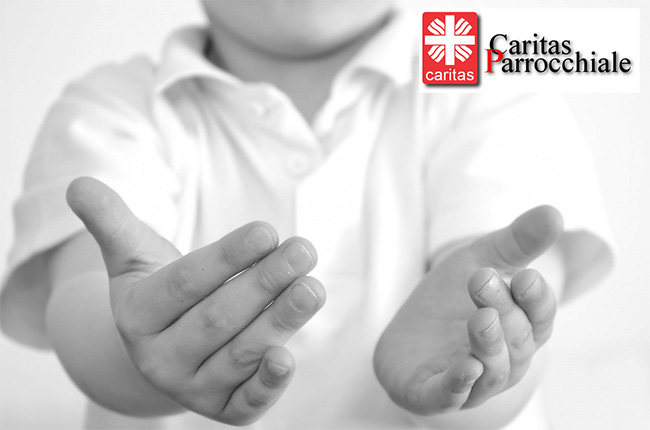 La foto in bianco e nero di un bambino che tende le mani in avanti in segno di aiuto