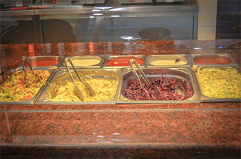 Immagine di un bancone di una mensa