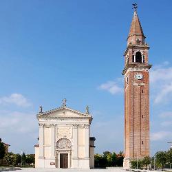 Foto della chiesa di Salgareda con il campanile