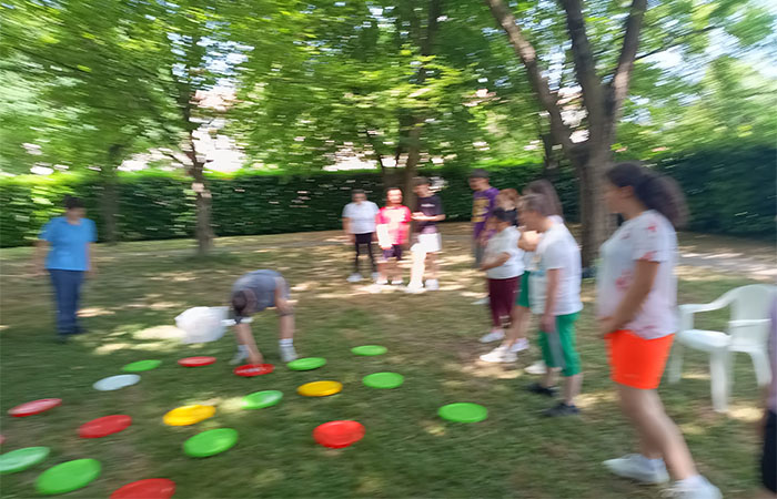 Gli animatori e aiuto animatori durante il weekend animatori del Gr.Est 2025 della parrocchia di San Michele Arcangelo in Salgareda